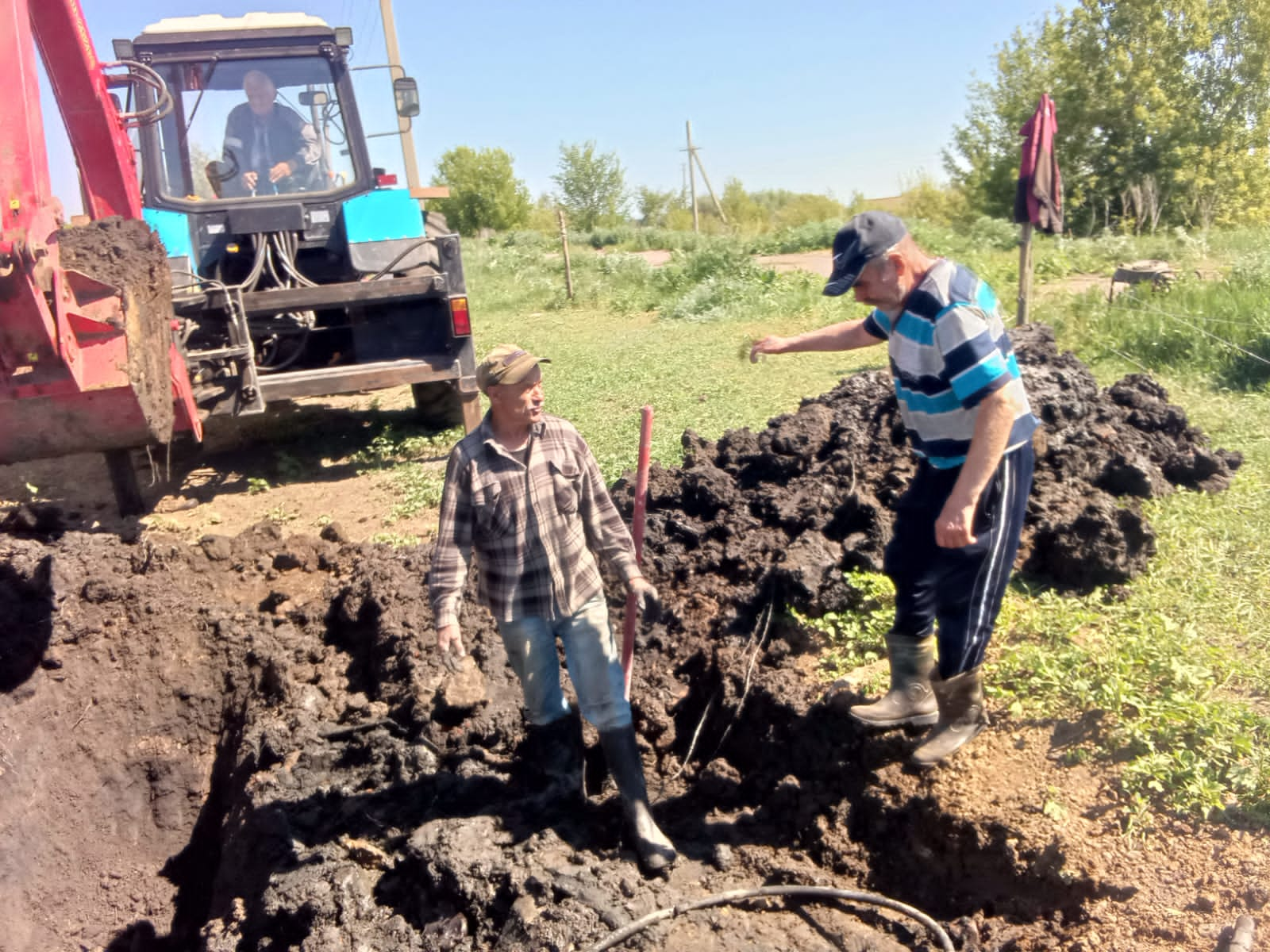 06.06.2024г.    06.06.2024    Администрацией поселения в пос.Камышановский произведен ремонт водопроводной сети, устранена течь.  Спасибо неравнодушным жителям за оказанную помощь..